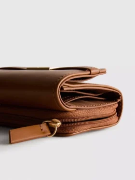Cartera con cremallera y detalles metalizados