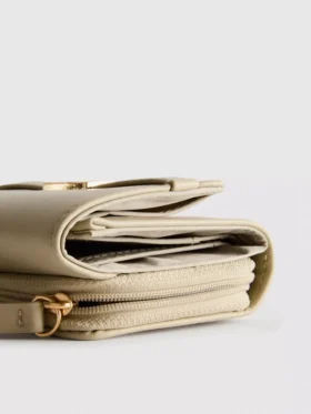 Cartera con cremallera y detalles metalizados