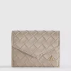Cartera con efecto tejido e iniciales