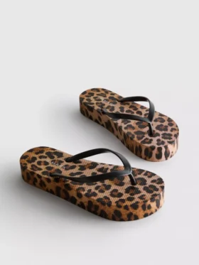 Chanclas con plataforma y estampado de leopardo