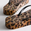Chanclas con plataforma y estampado de leopardo