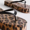 Chanclas con plataforma y estampado de leopardo