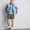 Chaqueta deportiva con cremallera y cuello de embudo