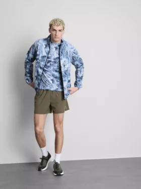 Chaqueta deportiva con cremallera y cuello de embudo