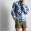 Chaqueta deportiva con cremallera y cuello de embudo