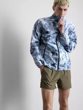 Chaqueta deportiva con cremallera y cuello de embudo