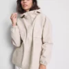 Chaqueta impermeable corta entallada