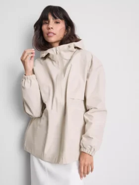 Chaqueta impermeable corta entallada