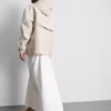 Chaqueta impermeable corta entallada