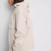 Chaqueta impermeable corta entallada