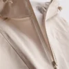 Chaqueta impermeable corta entallada