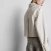 Chaqueta impermeable de corte recto con doble botonadura