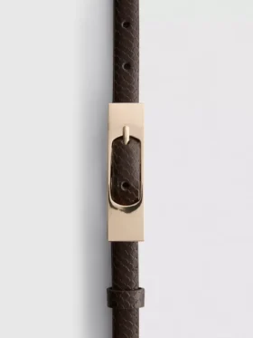 Cinturón recto y estrecho con hebilla