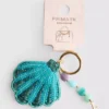 Colgante para bolso con inicial en forma de concha