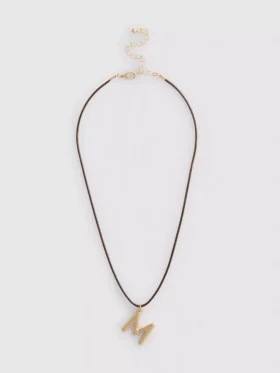 Collar con cordón y colgante con inicial