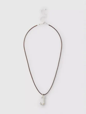 Collar con cordón y colgante con inicial
