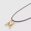 Collar con cordón y colgante con inicial