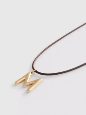 Collar con cordón y colgante con inicial