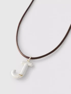 Collar con cordón y colgante con inicial
