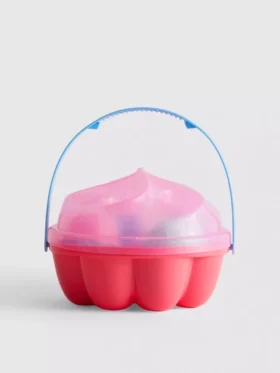 Conjunto de juego con moldes de arena para hacer helados en la playa