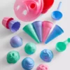 Conjunto de juego con moldes de arena para hacer helados en la playa
