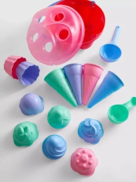 Conjunto de juego con moldes de arena para hacer helados en la playa