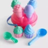 Conjunto de juego con moldes de arena para hacer helados en la playa