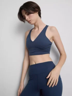 Crop top deportivo de cuello en V