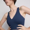 Crop top deportivo de cuello en V