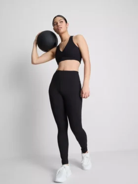 Crop top deportivo de cuello en V con sujeción suave