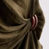 El top drapeado con detalles metálicos de The Edit
