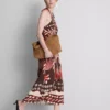 El vestido midi con cuello halter estampado de mezcla de lino de The Edit