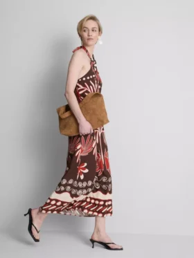 El vestido midi con cuello halter estampado de mezcla de lino de The Edit