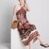 El vestido midi con cuello halter estampado de mezcla de lino de The Edit