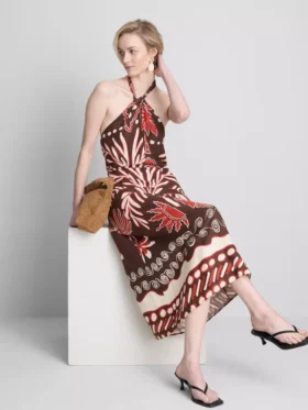 El vestido midi con cuello halter estampado de mezcla de lino de The Edit
