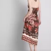 El vestido midi con cuello halter estampado de mezcla de lino de The Edit