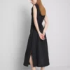El vestido midi sin mangas de lino de The Edit