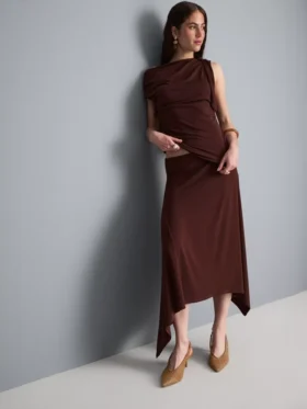 Falda midi con bajo en forma de pañuelo