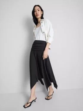 Falda midi con bajo en forma de pañuelo