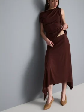 Falda midi con bajo en forma de pañuelo