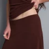 Falda midi con bajo en forma de pañuelo