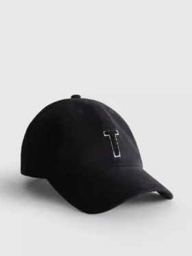 Gorra con inicial bordada