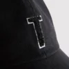 Gorra con inicial bordada