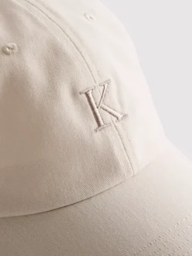 Gorra de béisbol con iniciales bordadas