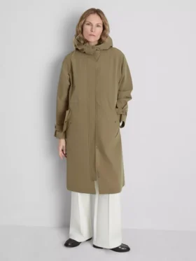 Impermeable largo con capucha ajustada