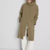 Impermeable largo con capucha ajustada