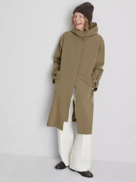 Impermeable largo con capucha ajustada