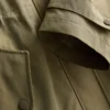 Impermeable largo con capucha ajustada