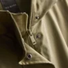 Impermeable largo con capucha ajustada