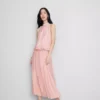 La blusa drapeada con cuello halter y tejido transpirable de The Edit